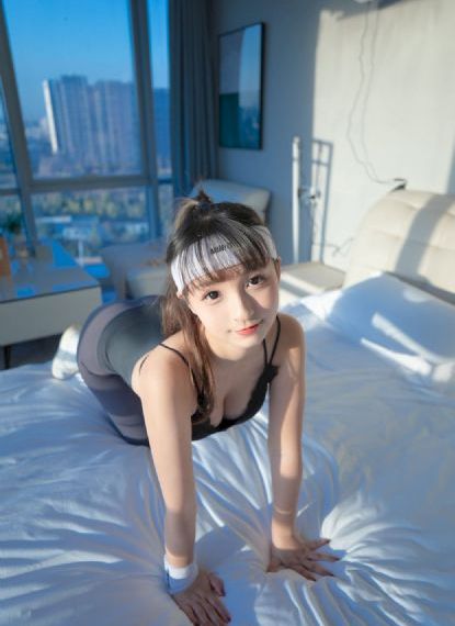 不系纽扣的女孩